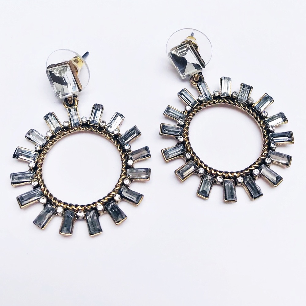 Grey elegant sun shaped earrings